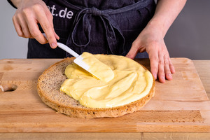 Puddingcreme auf Tortenboden verstreichen