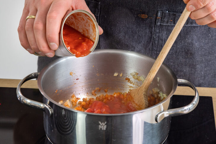 Gehackte Tomaten dazugeben
