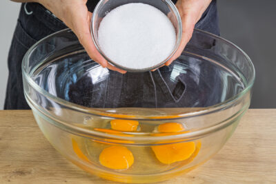 Eier und Zucker in eine Schüssel geben