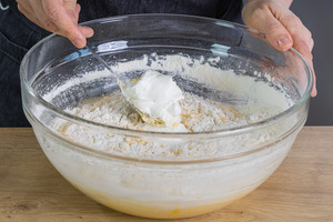 griechischen Joghurt in die Schüssel zum Teig geben
