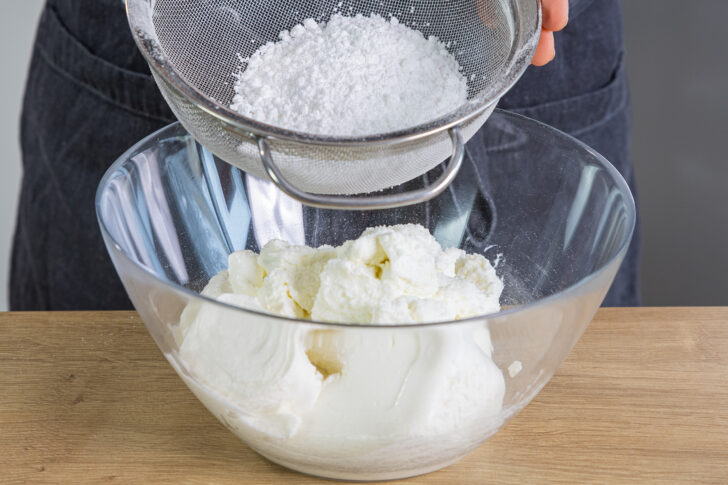 Puderzucker mit griechischem Joghurt und Magerquark vermischen