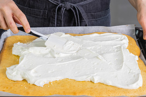 Die Quark-Creme auf dem Teig verteilen