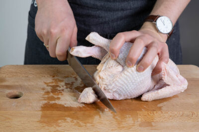 Bürzel vom Suppenhuhn abschneiden