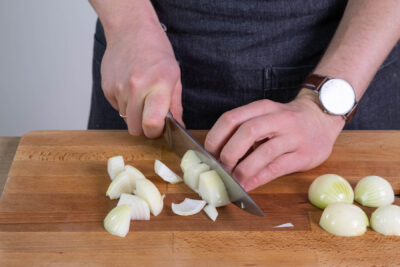 Zwiebel in Stücke schneiden