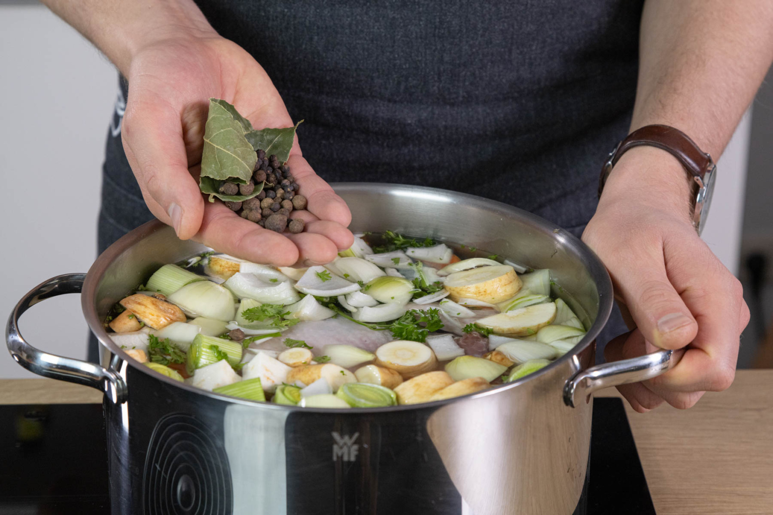 Wie Lange Muss Ein Suppenhuhn Im Schnellkochtopf Kochen Suppenhuhn kochen | Rezept- eat.de