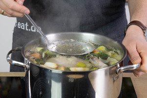 geronnenes Eiweiß abschöpfen