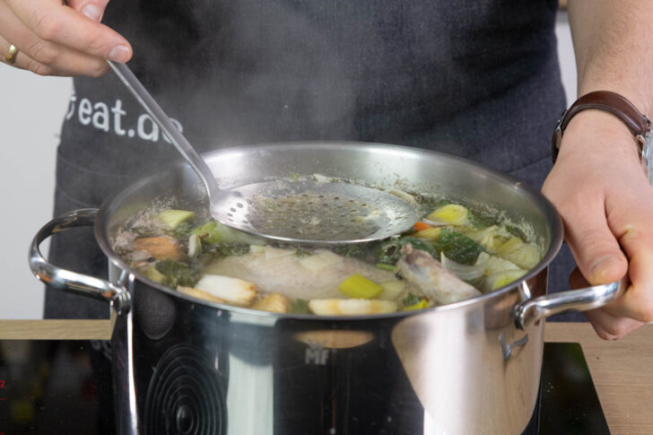 geronnenes Eiweiß abschöpfen