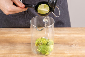 Zitrone über die Avocado auspressen