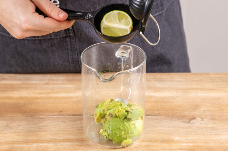 Zitrone über die Avocado auspressen