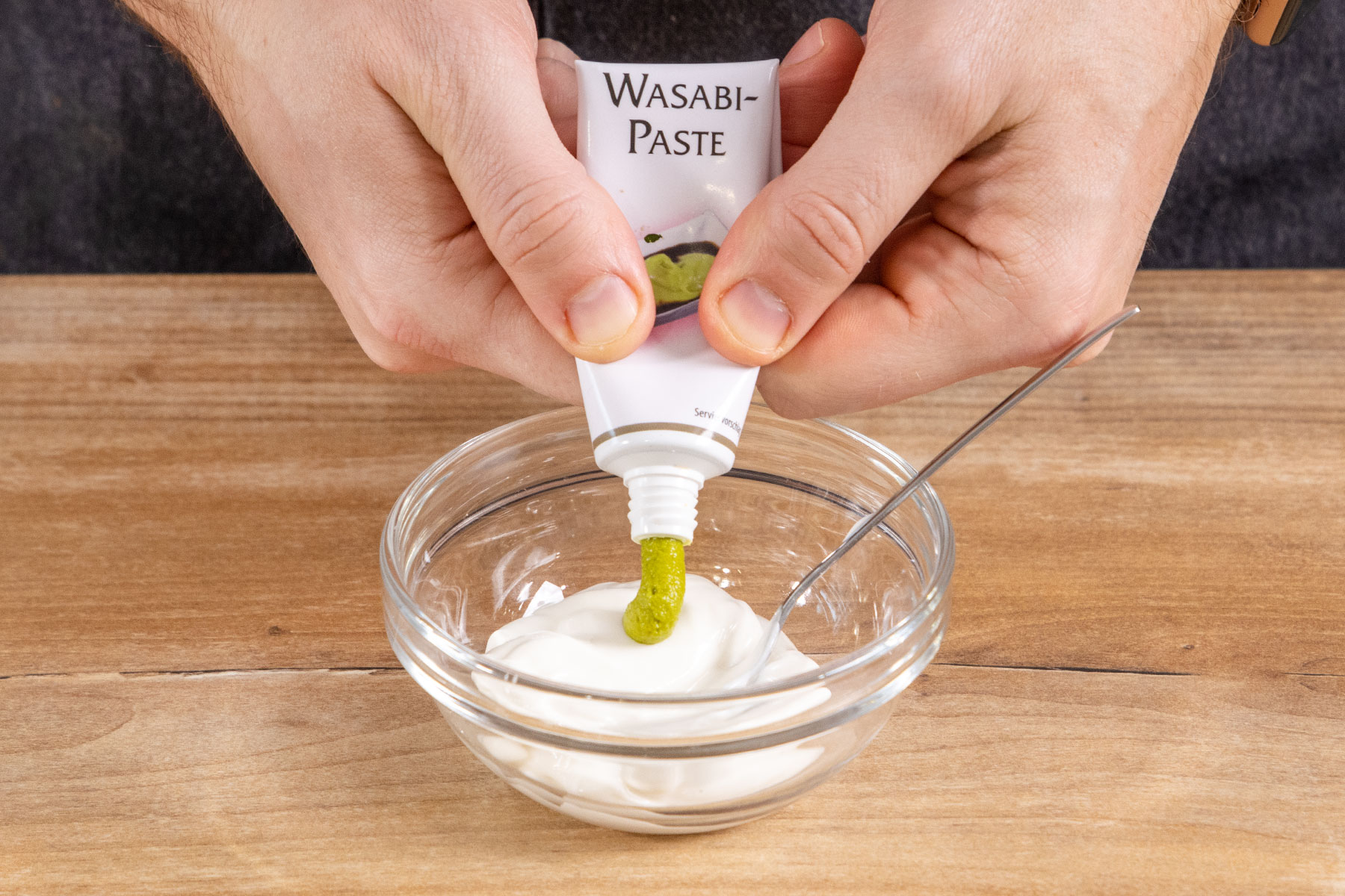 Wasabi-Paste zur Mayonnaise geben