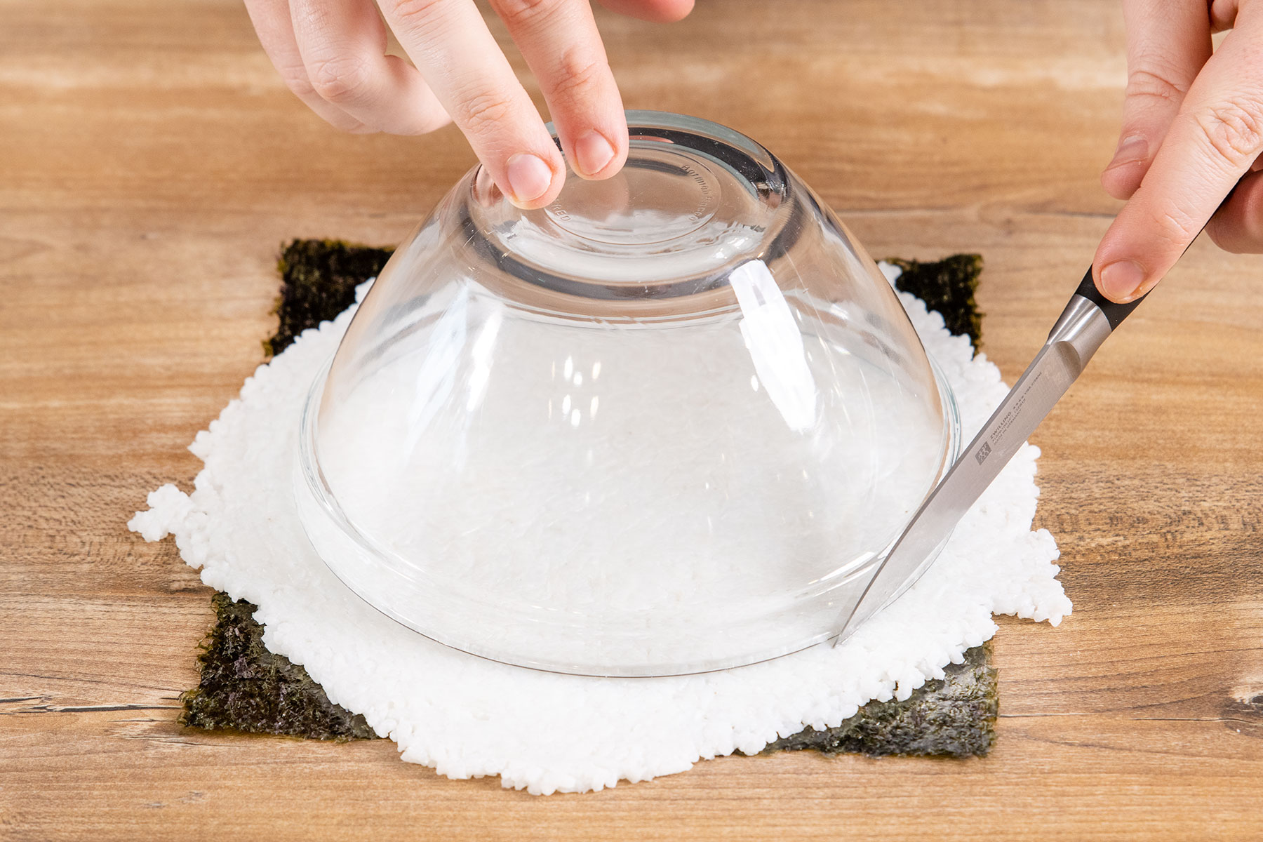 Kreis aus dem ausgerollten Reis auf Nuri-Blatt auschneiden