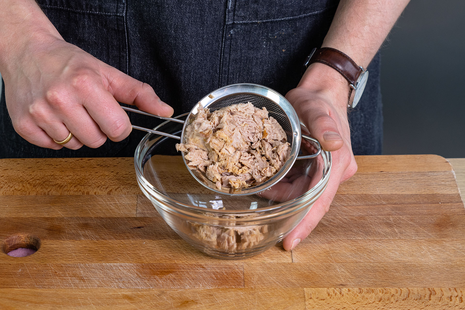 Thunfisch in eine Schüssel geben