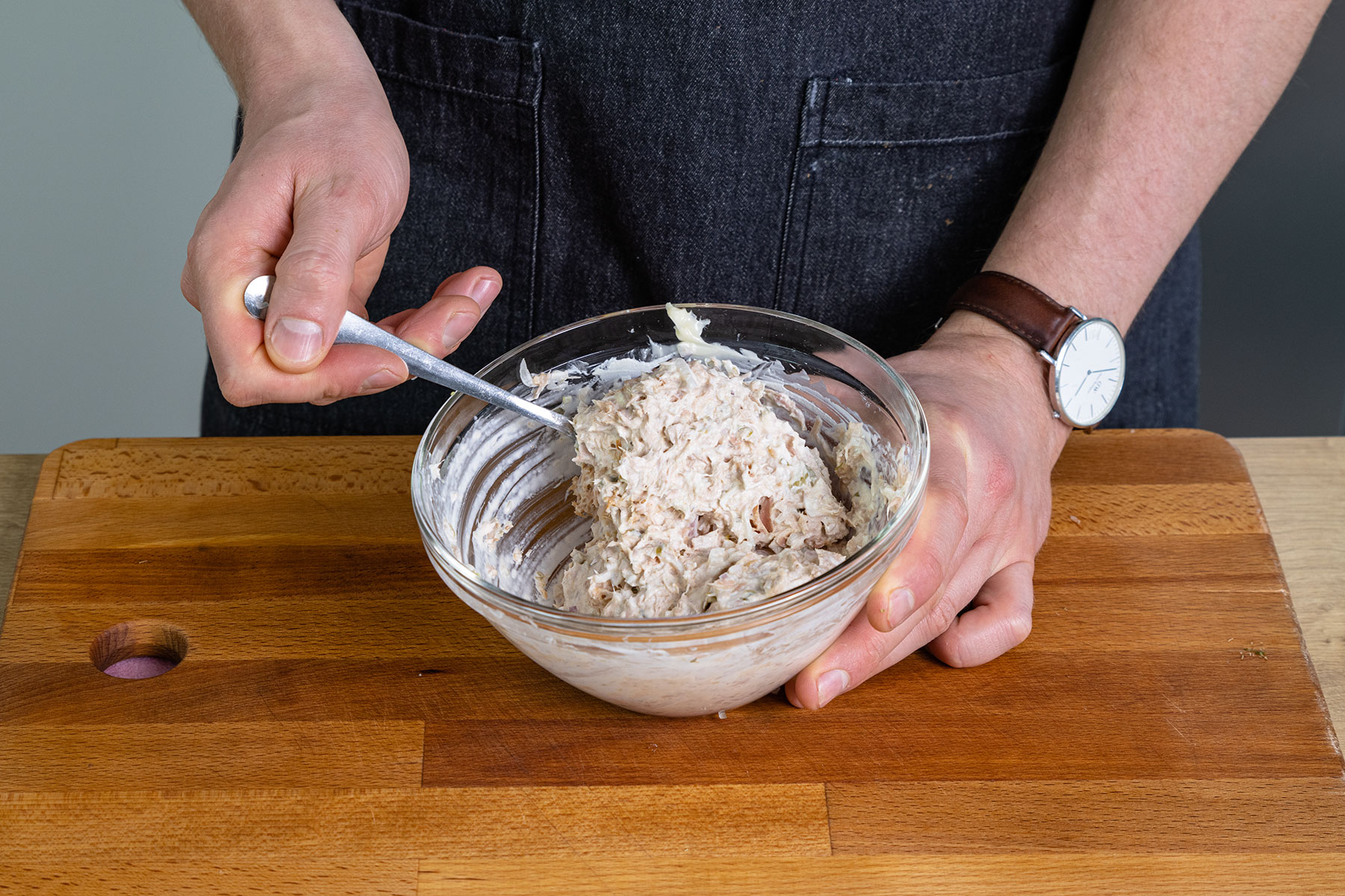 Thunfischcreme umrühren