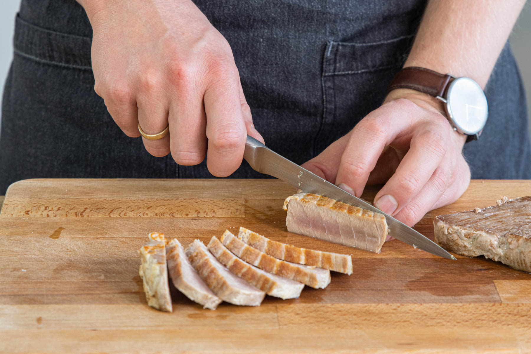 Thunfischfilet aufschneiden