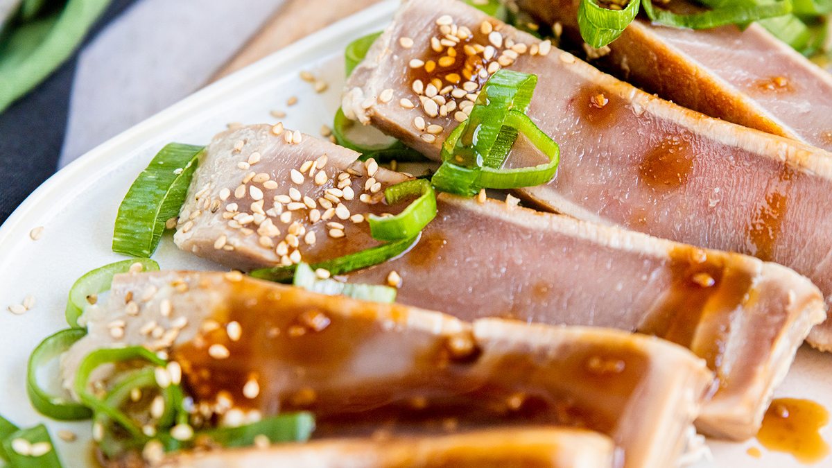 Rosa gebratenes Thunfischfilet | Rezept- eat.de