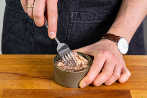 Thunfisch zerkleinern