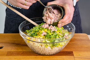 Thunfisch zum Salat geben