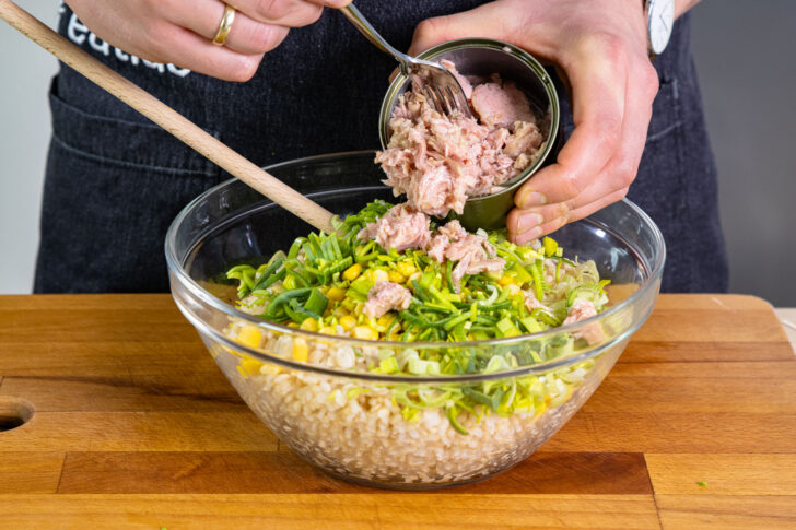 Thunfisch zum Salat geben