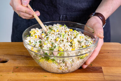 Thunfischsalat mit Reis und Mais umrühren