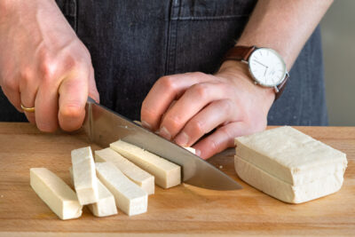 Tofu in Streifen schneiden