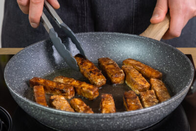 marinierten Tofu knusprig anbraten