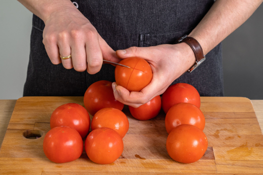 frische Tomaten einschneiden
