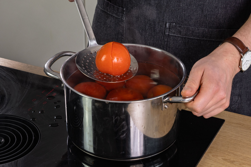 Tomaten in Wasser legen