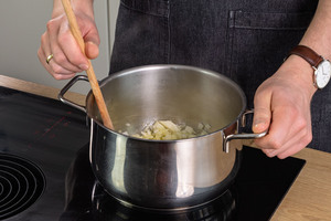 Zwiebeln & Knoblauch anschwitzen