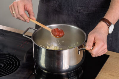 Tomatenmark dazugeben
