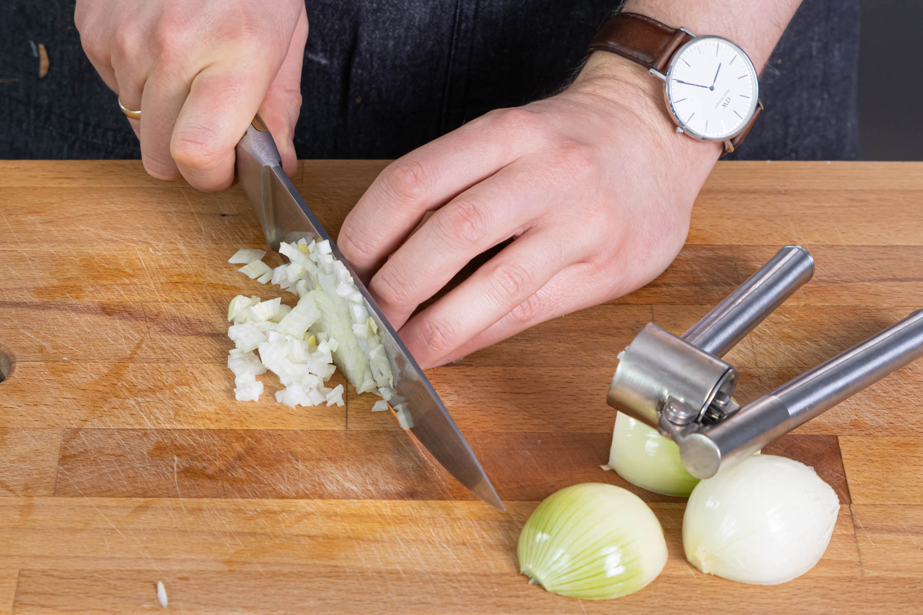 Knoblauch und Zwiebeln fein hacken