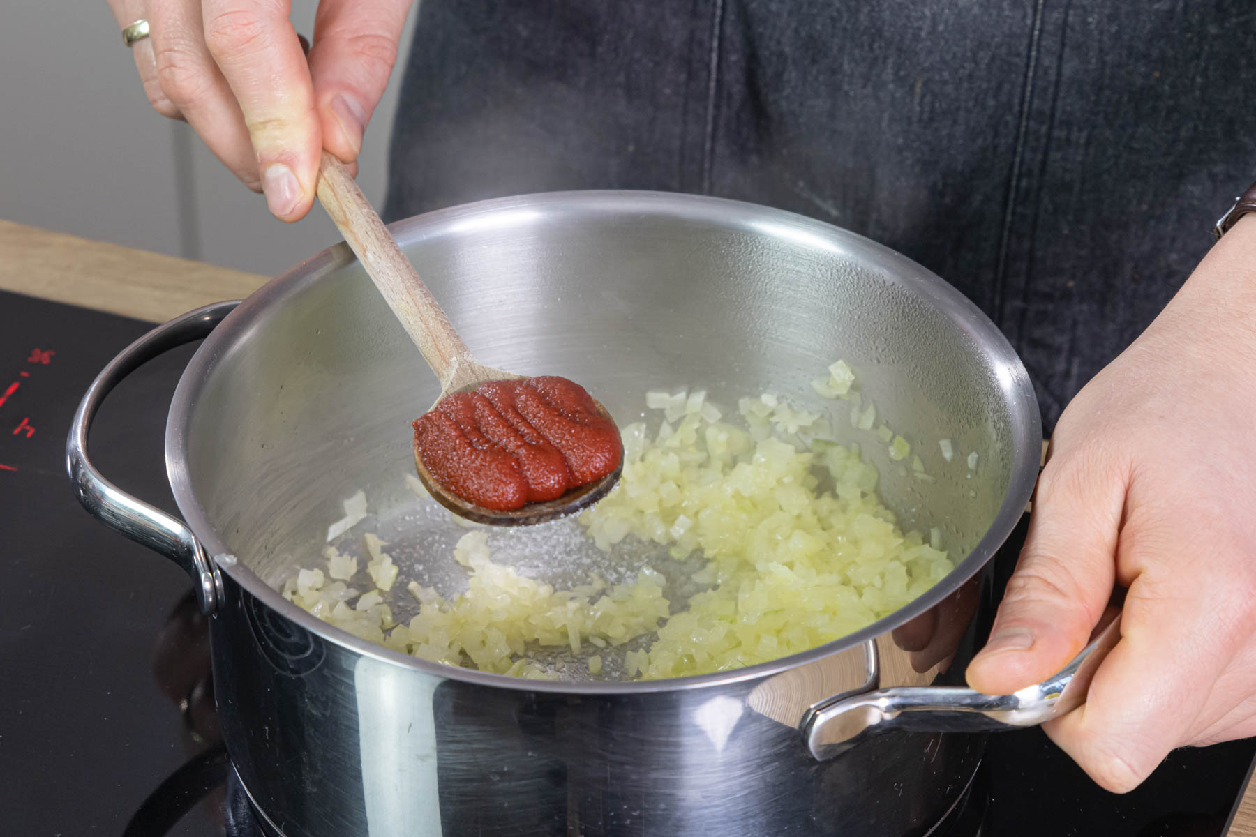 Gemüsewürfeln anschwitzen und Tomatenmark dazugeben