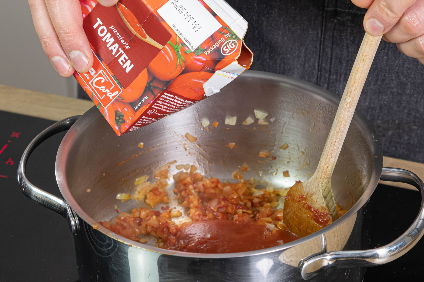 passierte Tomaten dazugeben