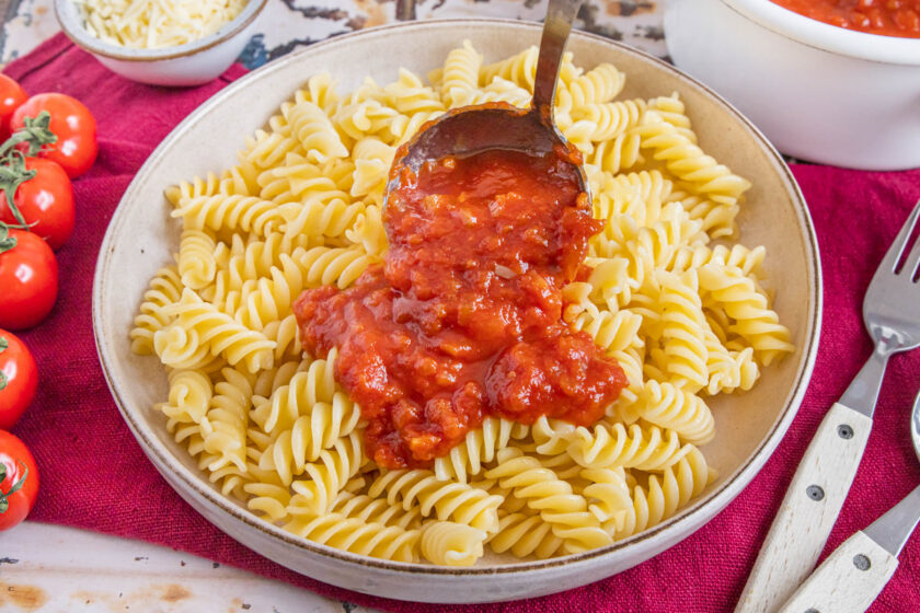 Tomatensoße mit passierten Tomaten