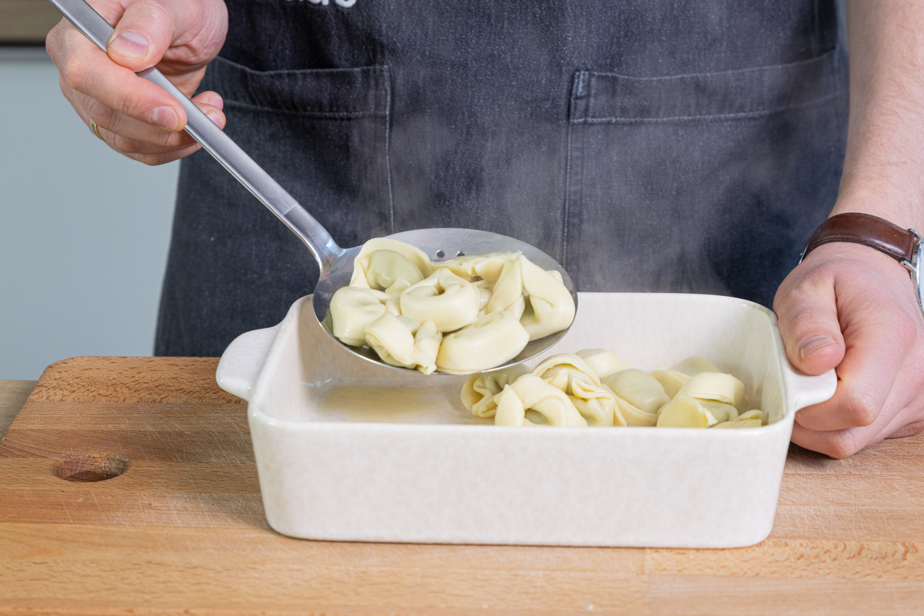 Tortellini in eine Auflaufform geben