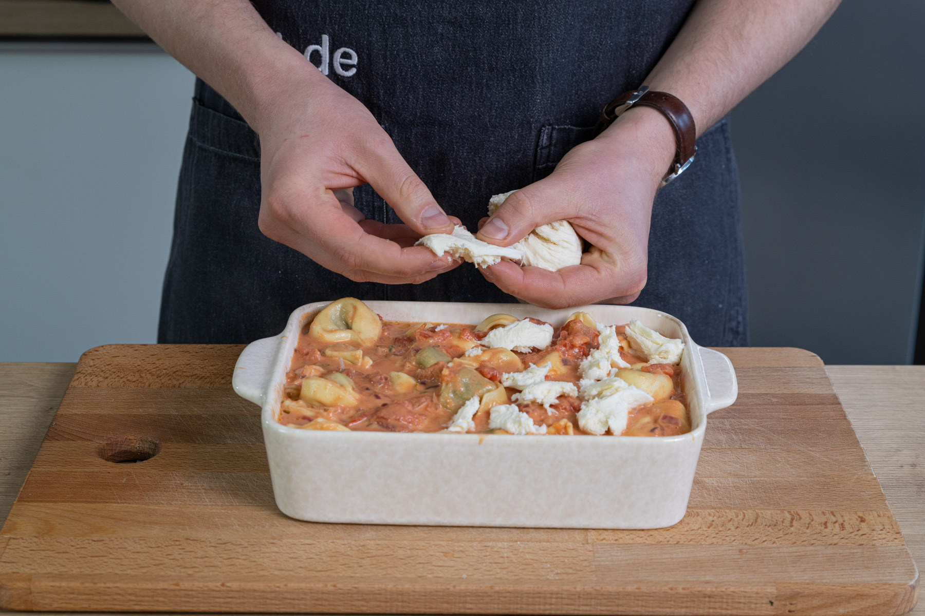 Mozzarella über die Tortellini al forno geben