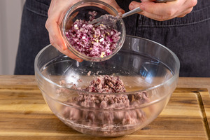 Zwiebelwürfel zu Kidneybohnen geben