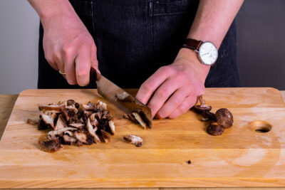 Shiitake-Pilze schneiden