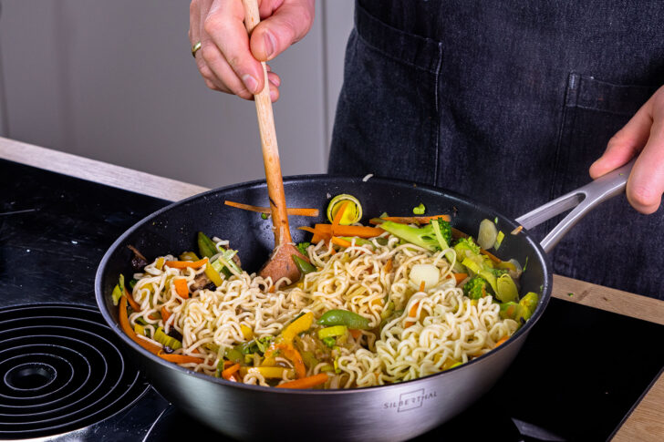 Mie-Nudeln dazugeben
