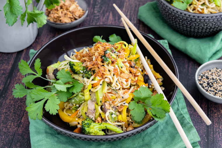 Vegetarische Asia-Nudeln mit Gemüse | Rezept - eat.de