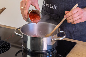 gehackte Tomaten dazugeben