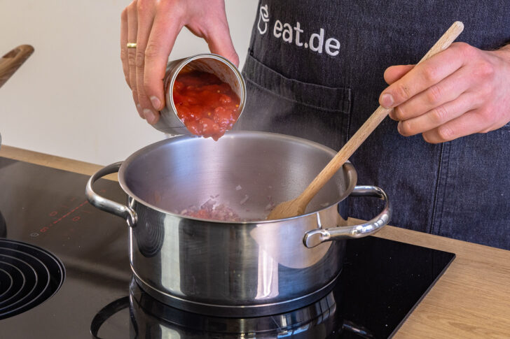 gehackte Tomaten dazugeben