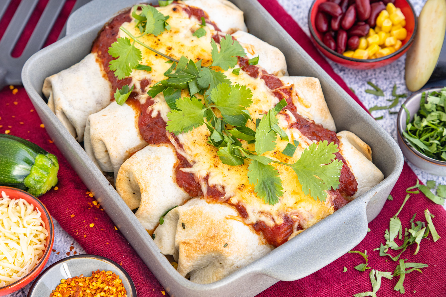 Vegetarische Enchiladas mit Käse überbacken
