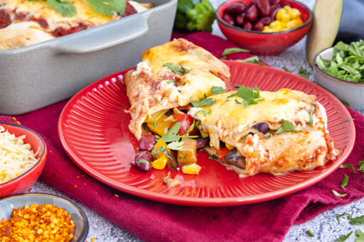 Vegetarische Enchiladas mit Käse überbacken