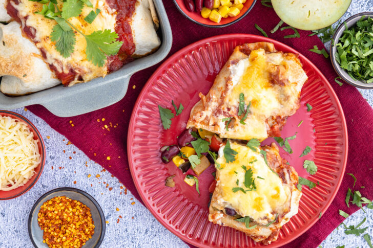 Vegetarische Enchiladas mit Käse überbacken