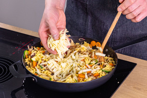 Gouda zur Spätzlepfanne geben