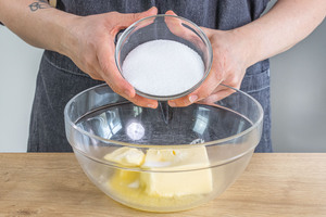 Zucker zur Butter geben
