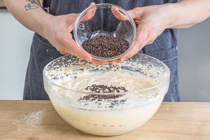 Schokostreusel in den Teig geben