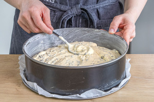 Teig für Versunkener Kirschkuchen nach Omas Rezept in die Springform geben
