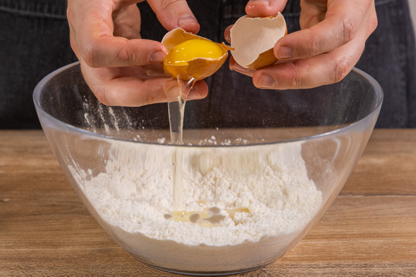 Eier in eine Schüssel mit Mehl, Zucker und Backpulver geben
