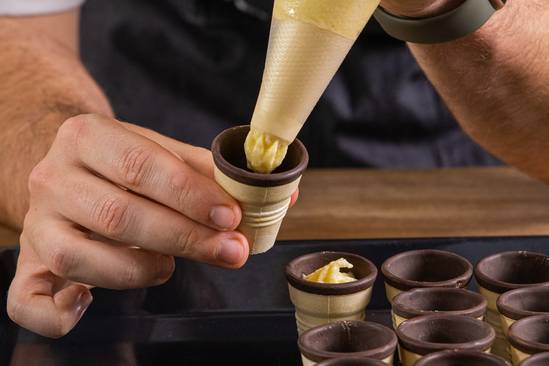 Waffelbecher mit dem Teig füllen